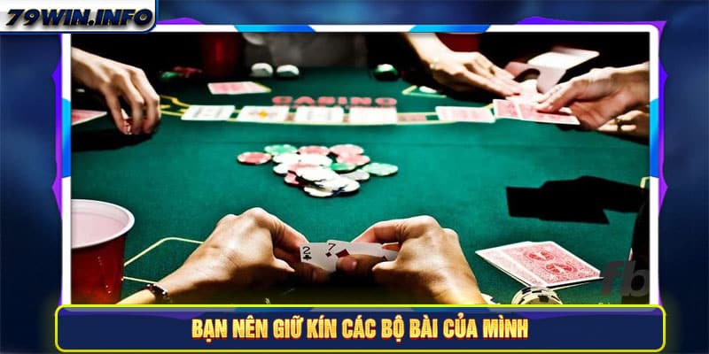 Bạn nên giữ kín các bộ bài của mình